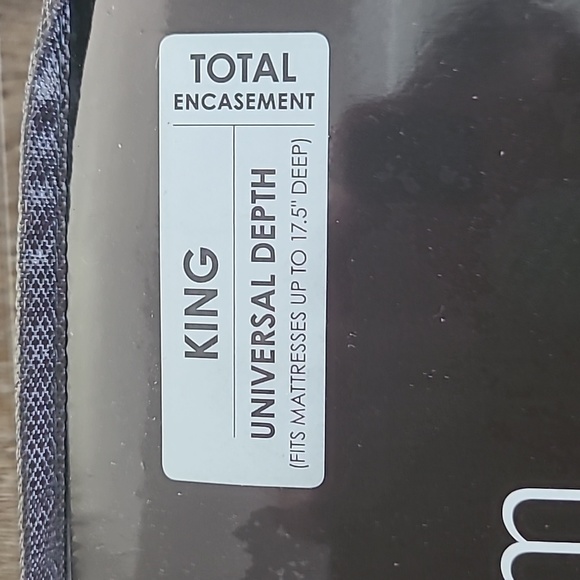 TOTAL ENCASEMENT KING SIZE DREAM MATTRESS PROTECTOR. - Picture 2 of 8